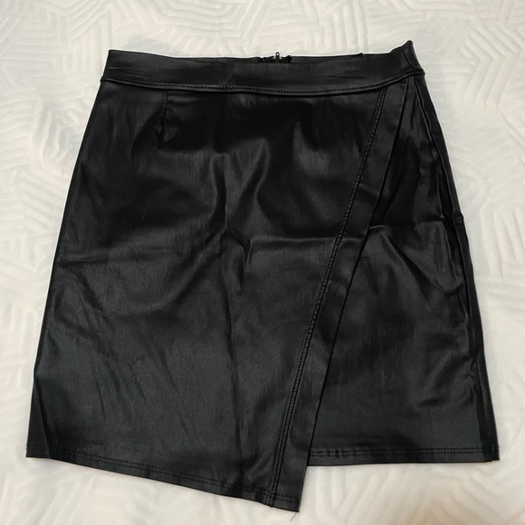 TEEN Windsor "Pleather" mini skirt SZ XL (Runs Small) - Picture 2 of 5